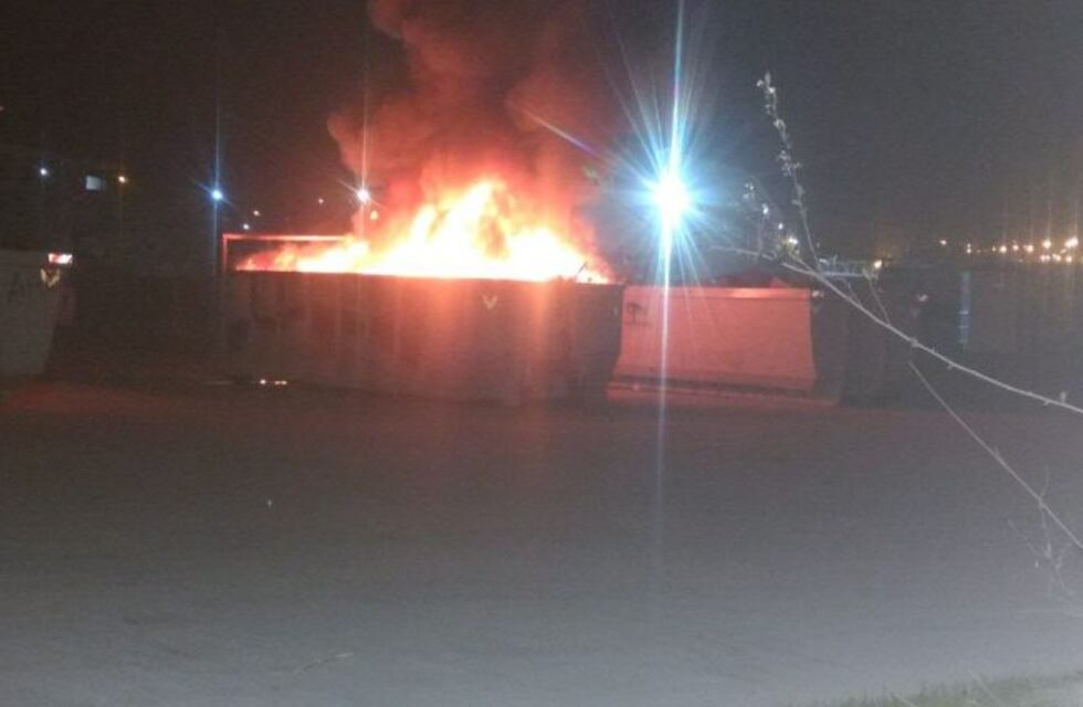 Prendieron fuego una cajuela y contenedores en el oeste y en el centro