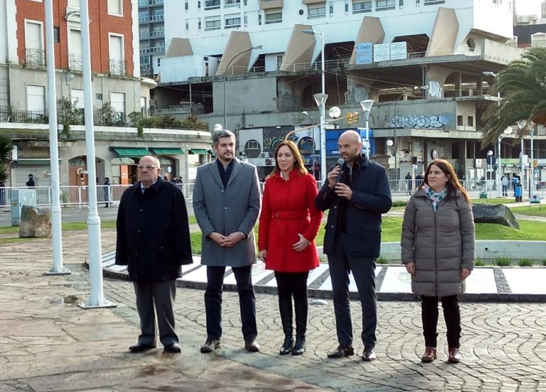 Vidal fue increpada por un vecino y docentes en Mar del Plata