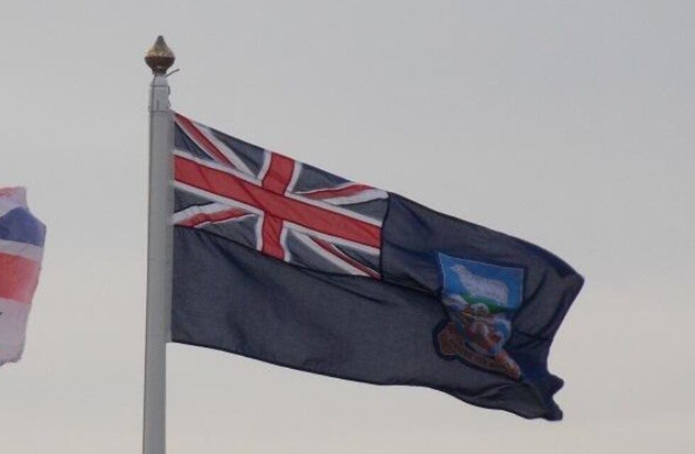 Repudio y polémica en Ceres por una bandera británica de Malvinas durante el acto oficial del 9 de julio