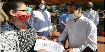 El gobernador entrego títulos de propiedad en San Ignacio