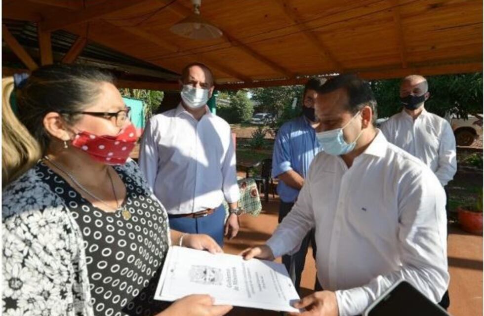 El gobernador entrego títulos de propiedad en San Ignacio