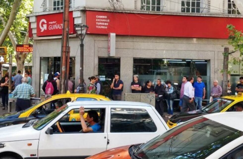 Largas colas para comprar dólares en Mendoza