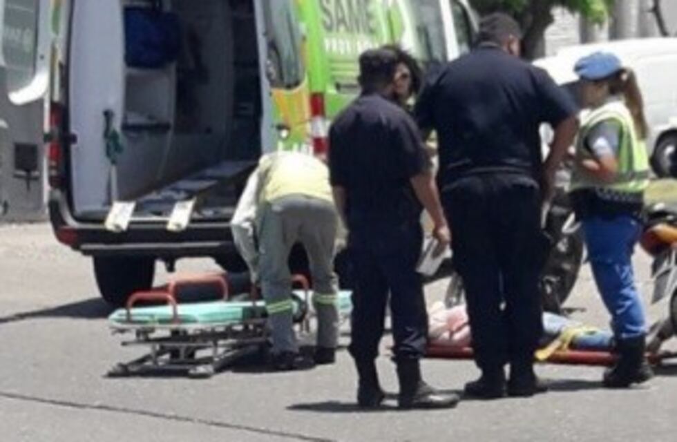 Una anciana fue embestida por un auto y sufrió una lesión en el codo