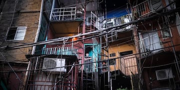 AME6364\u002E BUENOS AIRES (ARGENTINA), 28/04/2020\u002E Una persona mira desde su casa este martes en el interior de la Villa 31, en Buenos Aires (Argentina), luego que se detectaran mas de 11 nuevos casos de COVID-19 dentro del asentamiento informal\u002E EFE/Juan Ignacio Roncoroni