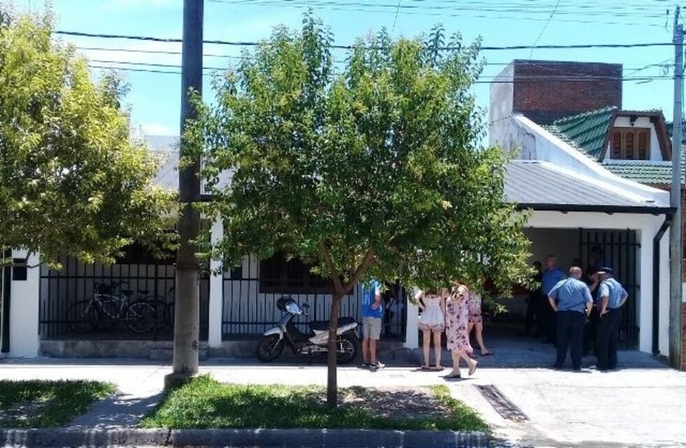 Encontraron el cuerpo sin vida de una chica en la pileta de su casa