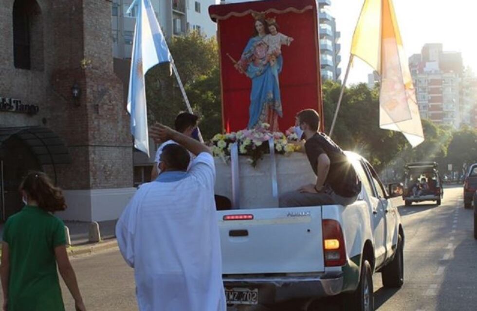 Parroquia rosarina organiza recorridas en cuarentena con la imagen de la Virgen