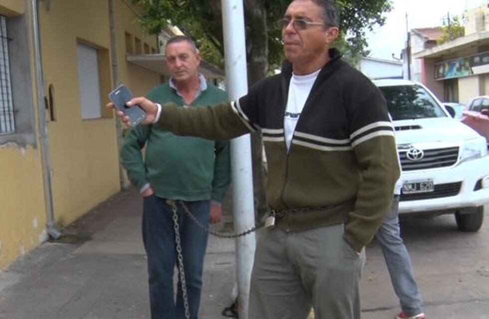 Taxistas fueron descubiertos con carnets truchos y se encadenaron como forma de protesta