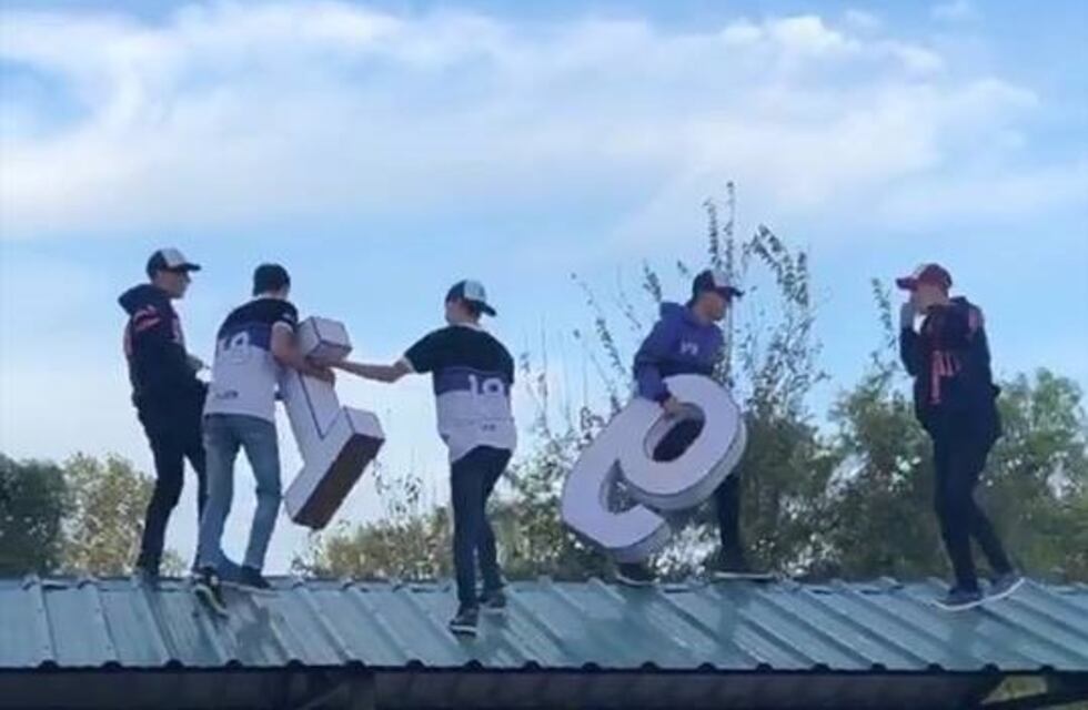 Alumnos de la Escuela Vélez Sarsfield de Arroyito se les fue la mano en los festejos y pidieron disculpas
