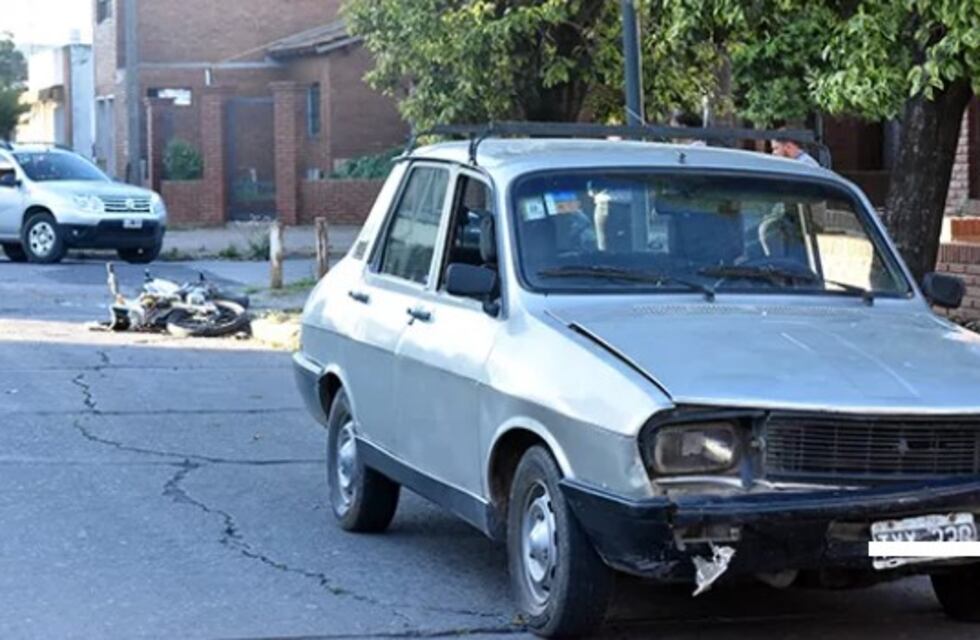 Se golpeó la cabeza contra el cordón tras chocar en moto pero lo salvó el casco
