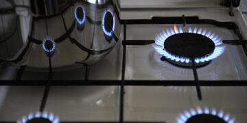 GERMANY-RUSSIA-UKRAINE-ENERGY-GAS - Flames of a gas stove reflect in a cooking pot on January 6, 2009 at a kitchen in Berlin\u002E Germany's economy minister called on Ukraine and Russia to resume talks on resolving their gas dispute, ahead of an expected meeting between EU officials and Gazprom executives in Berlin\u002E AFP PHOTO BARBARA SAX alemania berlin falta de gas por conflicto crisis rusia ucrania por la distribucion y el precio hornallas cocina