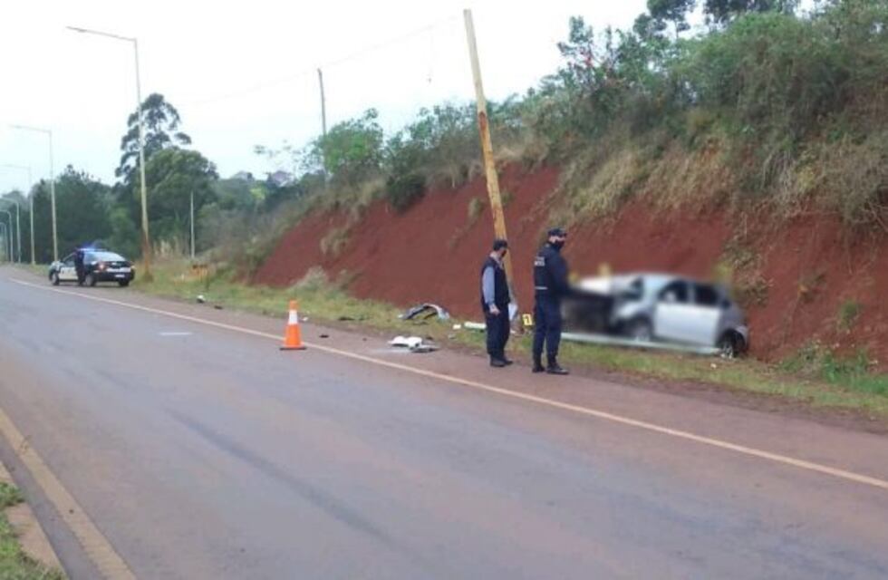 Un auto chocó contra un poste y dos personas quedaron heridas