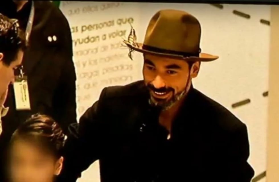 Sombrero y plumita: La llegada VIP de Lavezzi a Rosario para la fiesta de Messi y Roccuzzo