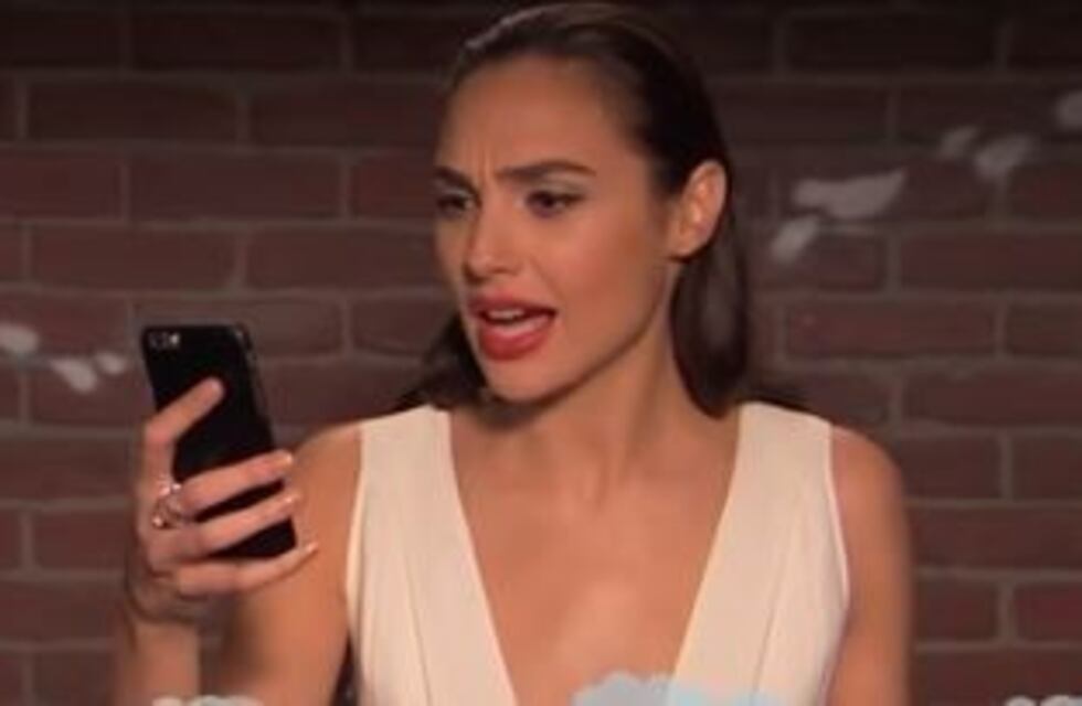 Emma Watson, Gal Gadot y Jennifer Lawrence leen los tuits más crueles en su contra