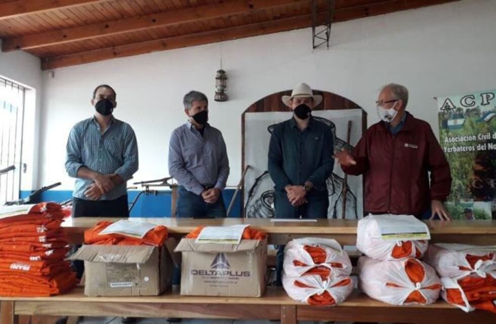 El INYM entregó indumentaria para tareferos de Andresito