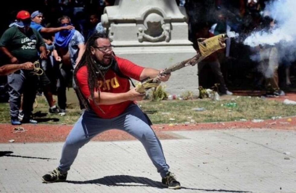 Publicaron los 10 posibles rostros del "hombre del mortero", prófugo hace más de un año