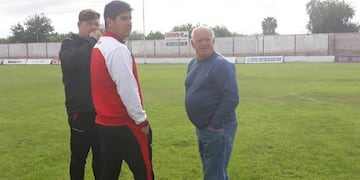 El técnico, Alejandro Abaurre junto al presidente de Huracán Las Heras, Rafael Giardinio (a la derecha)\u002E