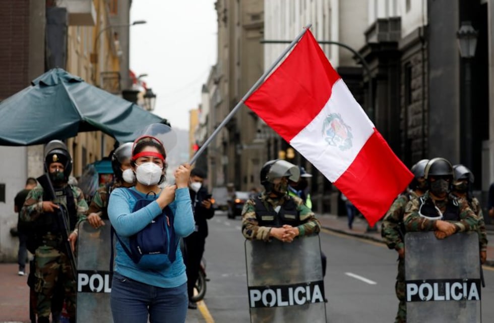 Perú: tras las primeras muertes en las protestas renunciaron 12 ministros