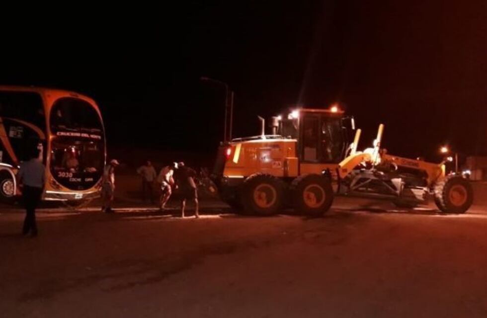 Se quedó sin frenos y chocó contra un poste