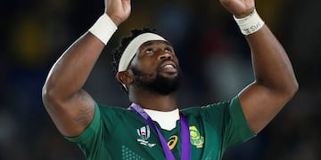 Rugby Union - Rugby World Cup - Final - England v South Africa - International Stadium Yokohama, Yokohama, Japan - November 2, 2019 South Africa's Siya Kolisi celebrates after winning the World Cup Final REUTERS/Edgar Su