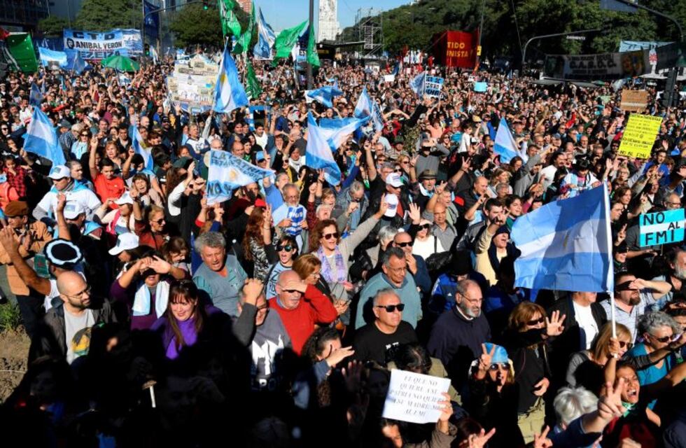 Finalizó la marcha en el Obelisco contra el acuerdo con el FMI