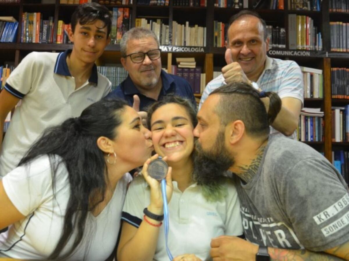 Lupe rodeada por sus padres y docentes\u002E Foto: El Diario de la República