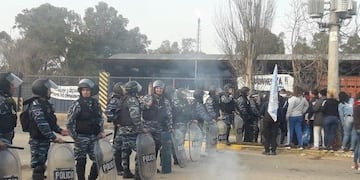 Trabajadores de la Uocra marcharon frente al Ministerio de Trabajo en La Plata