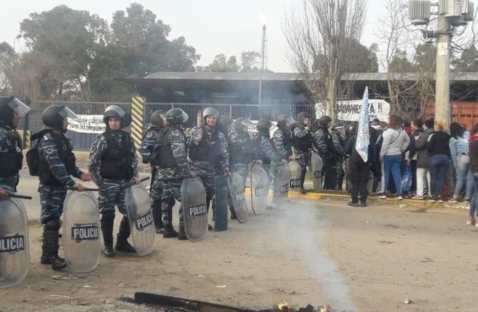 Trabajadores de la Uocra marcharon frente al Ministerio de Trabajo en La Plata