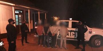 Los jóvenes arrojaron piedras contra el móvil de la policía\u002E