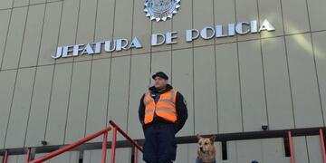 El asalto, a metros de la Jefatura.