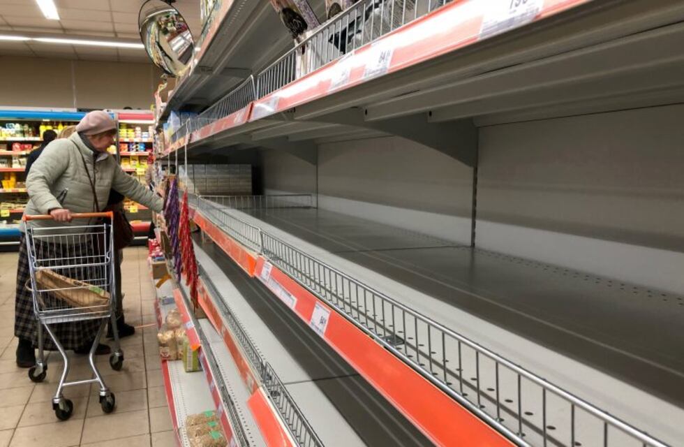 Coronavirus: una anciana lloró frente a las góndolas vacías del supermercado y su foto dio la vuelta al mundo