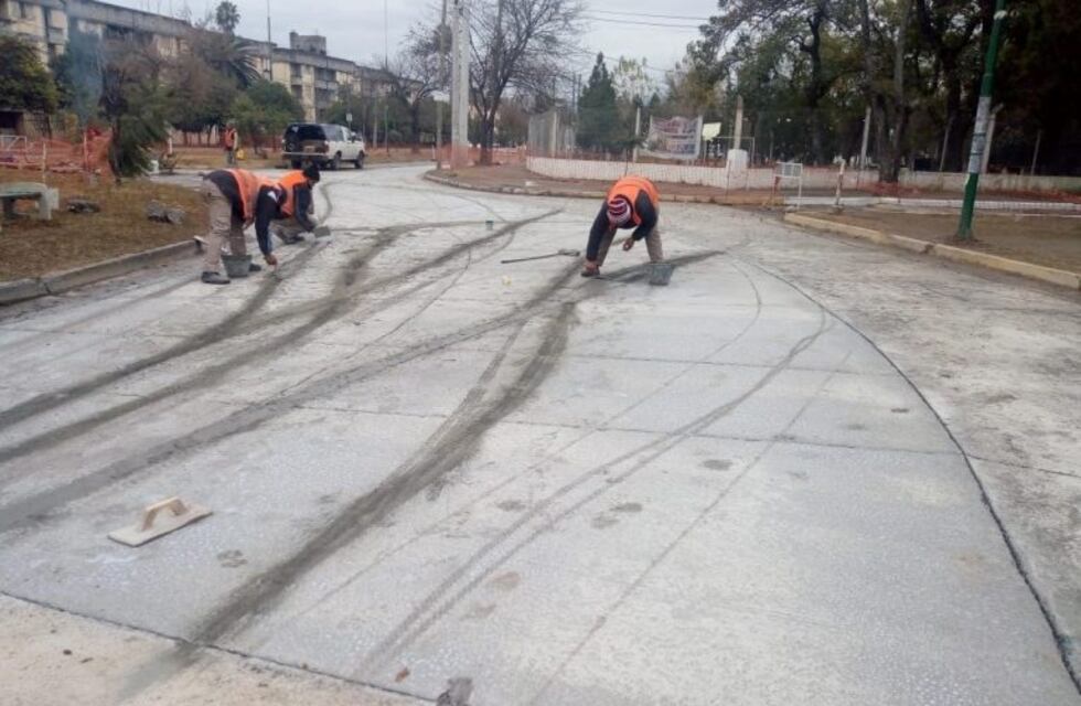 Los vándalos de siempre: dañaron pavimento recién instalado