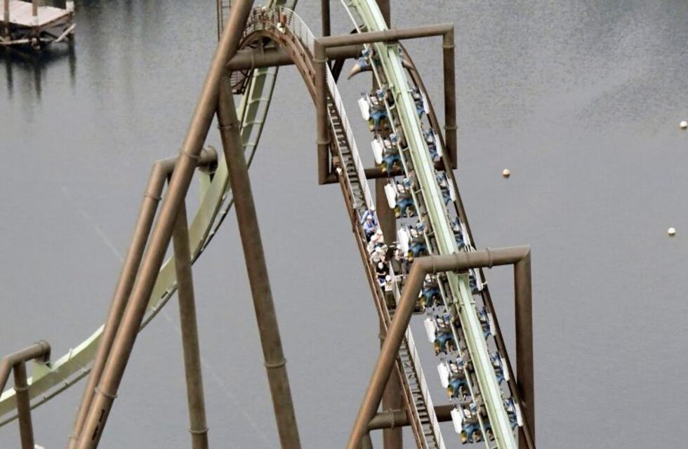 Japón: 64 personas quedaron suspendidos de cabeza en una montaña rusa