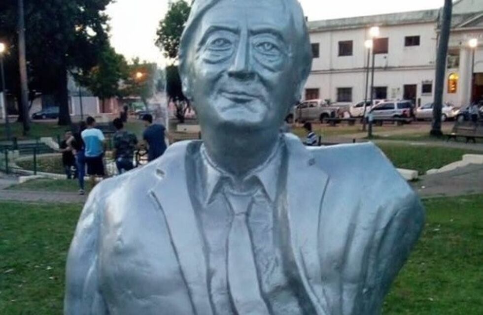 Instalaron un busto de Néstor Kirchner en las Cuatro Plazas, pero a la figura le falta un brazo