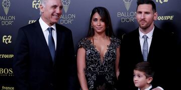 El matrimonio posó junto al exfutbolista Hristo Stoichkov\u002E (REUTERS)