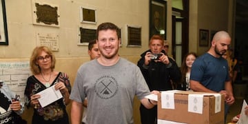 Federico Angelini votando para las elecciones generales\u002E (@fangelini)