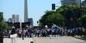 Organizaciones sociales cortan la 9 de Julio\u002E (Foto: Clarín)