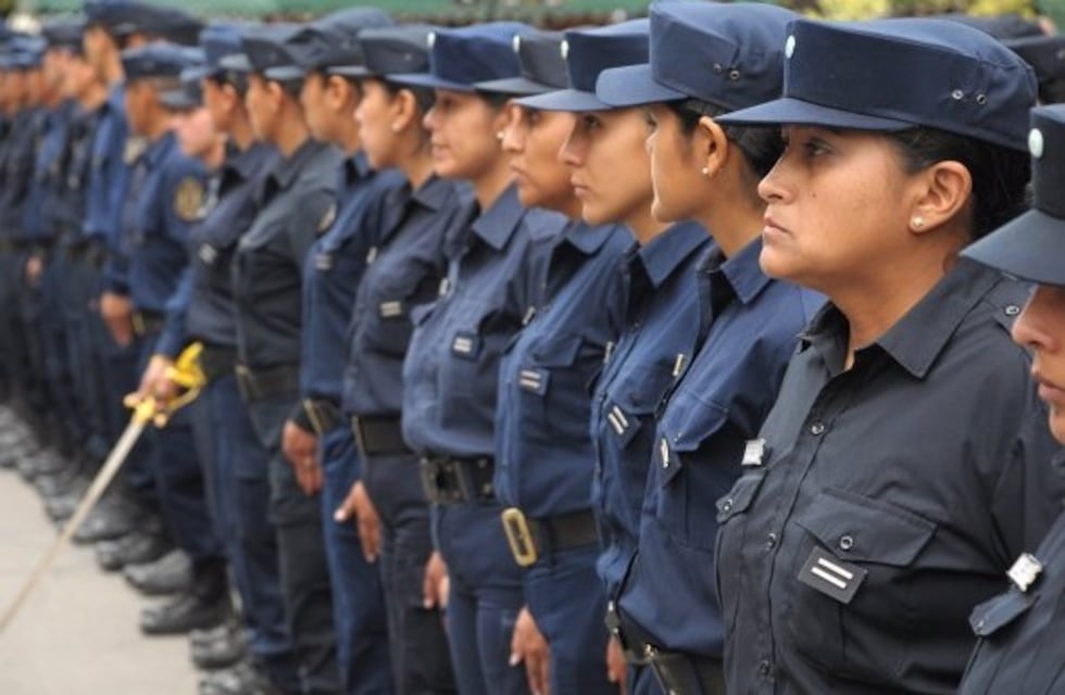 Mujeres policías se niegan a reprimir marchas feministas: "Si estamos, será para levantar el cartel Ni una menos"
