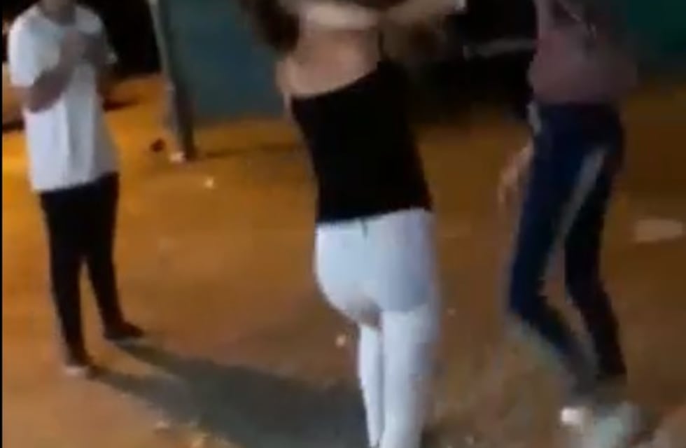 Fuerte pelea entre dos chicas en el Festival de la Tonada en Mendoza