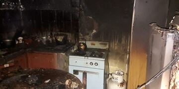 Así quedó la cocina luego de que apagaran el incendio\u002E Foto: Policía de San Luis\u002E