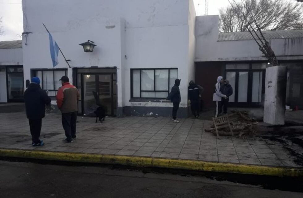 En rechazo a la propuesta salarial queman cubiertas en la municipalidad