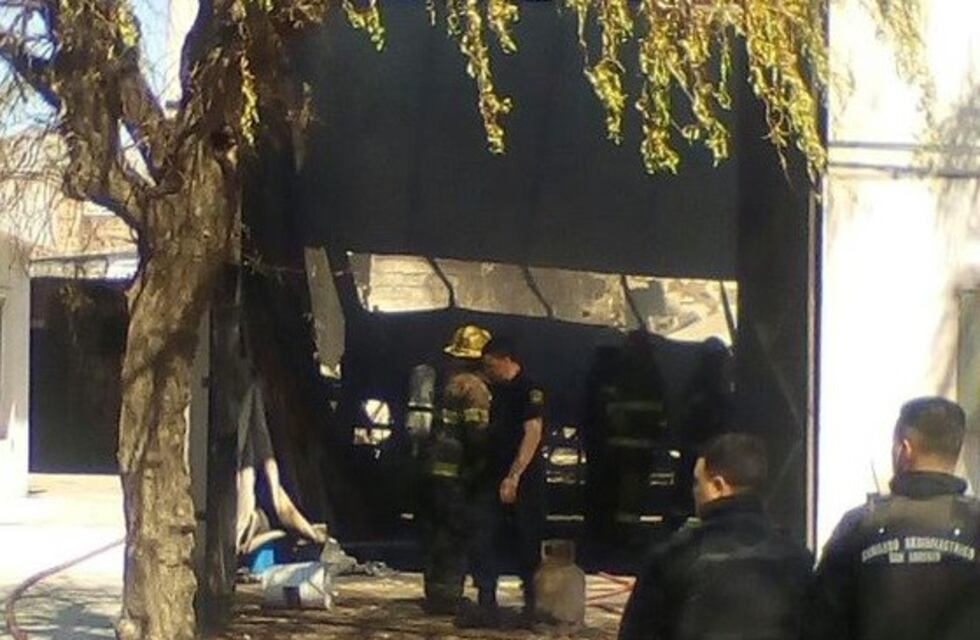 Un incendio en una fábrica de telgopor dejó dos heridos y pérdidas materiales