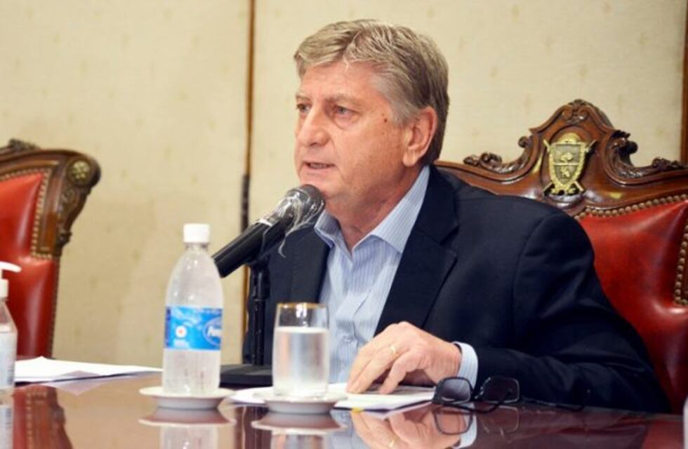 El gobernador de La Pampa dijo que "como mínimo tiene que haber un mes de cuarentena"