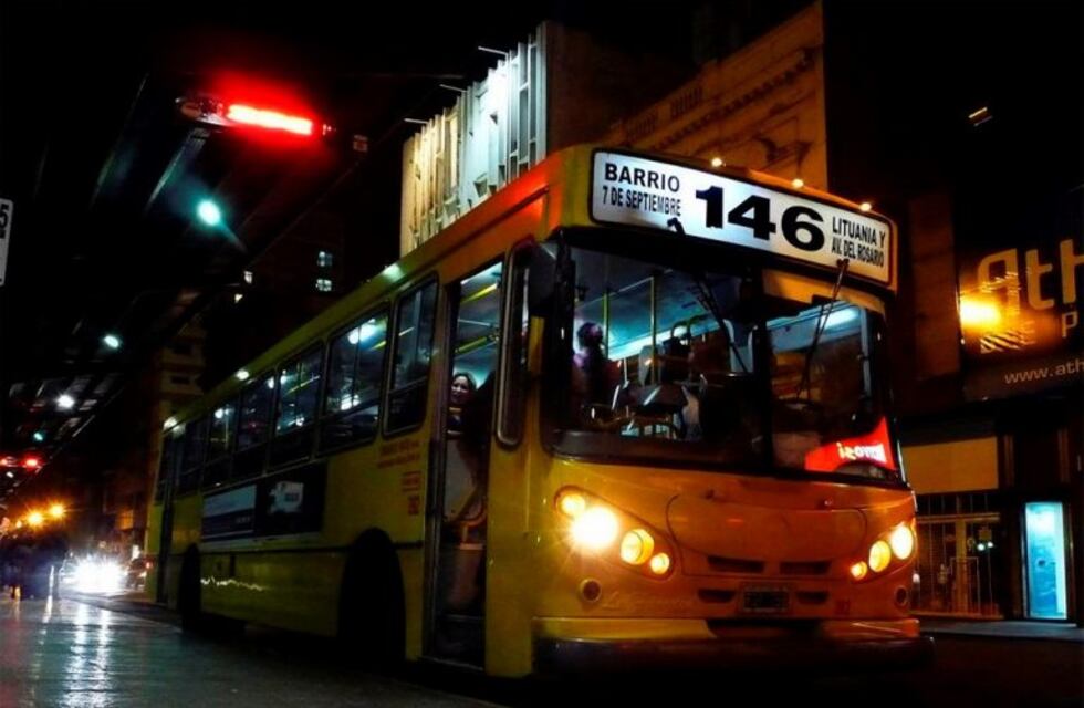 Una mujer frenó un colectivo, se subió y agredió a su ex pareja