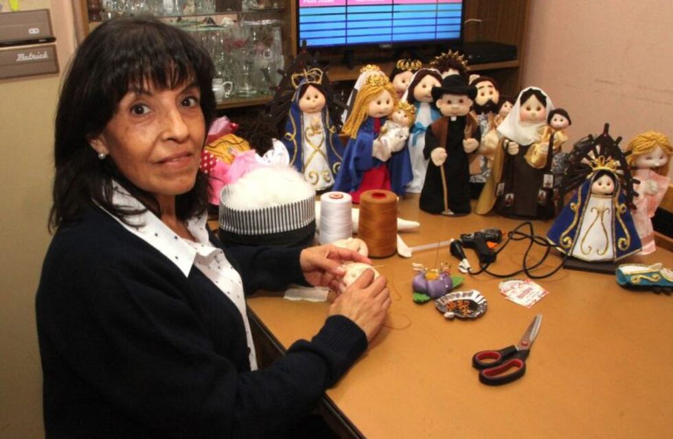 La sanjuanina que fabrica santos de tela para sentirse mejor