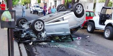 Impresionante choque y vuelco en pleno centro puntano