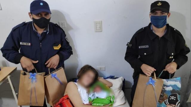 Los uniformados estuvieron con Silvio y su mamá\u002E