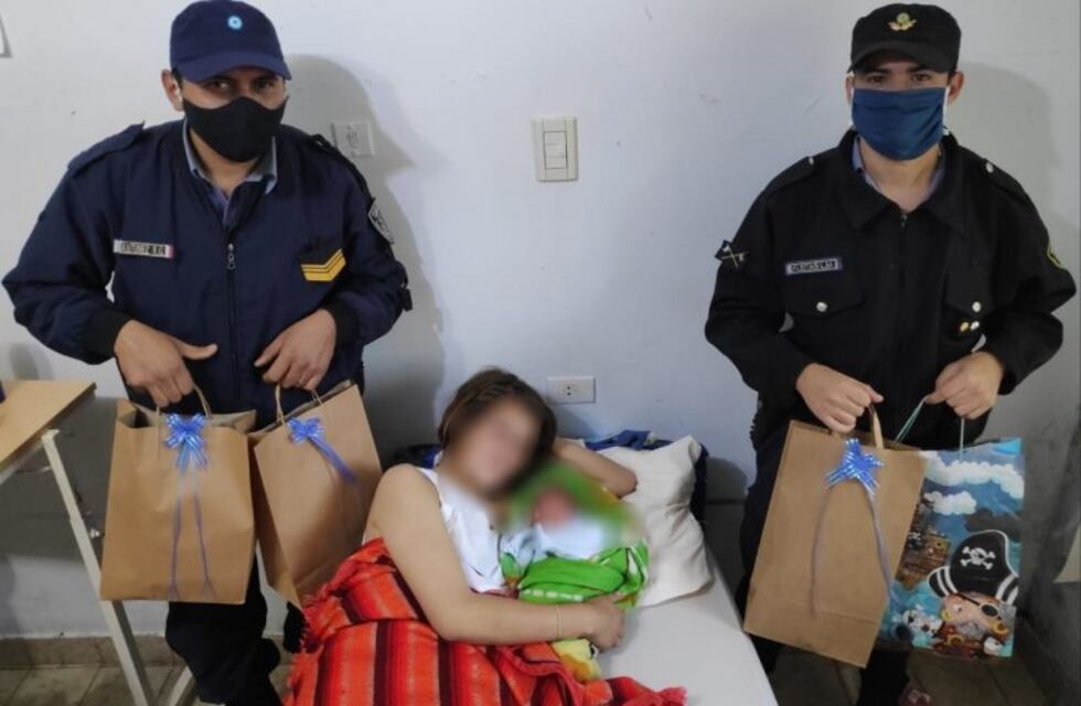Policías que ayudaron en un parto visitaron a la madre y al bebé