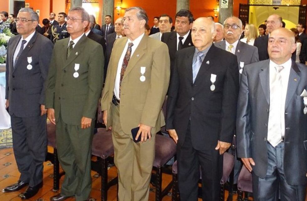 Argentina condecoró a pilotos peruanos que participaron en la guerra de Malvinas