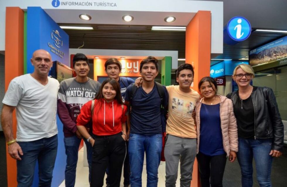 Retornaron a la provincia los seis estudiantes becados en Francia