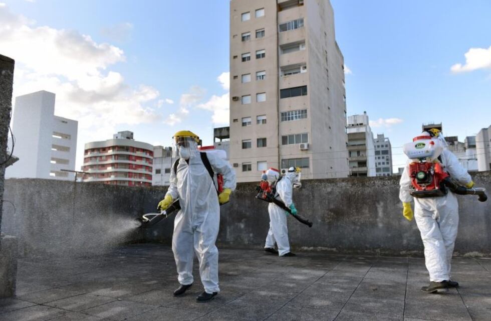 Desinfectan el edificio donde vivía la mujer que murió con Covid-19 en La Plata